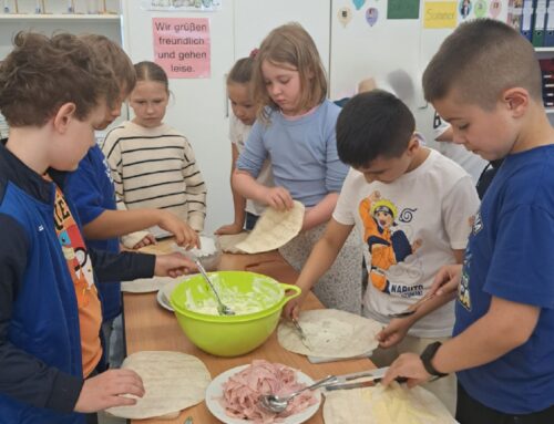 Wrap´n Roll: Klasse 2R erntet Salat und Kräuter aus dem Schul-Hochbeet